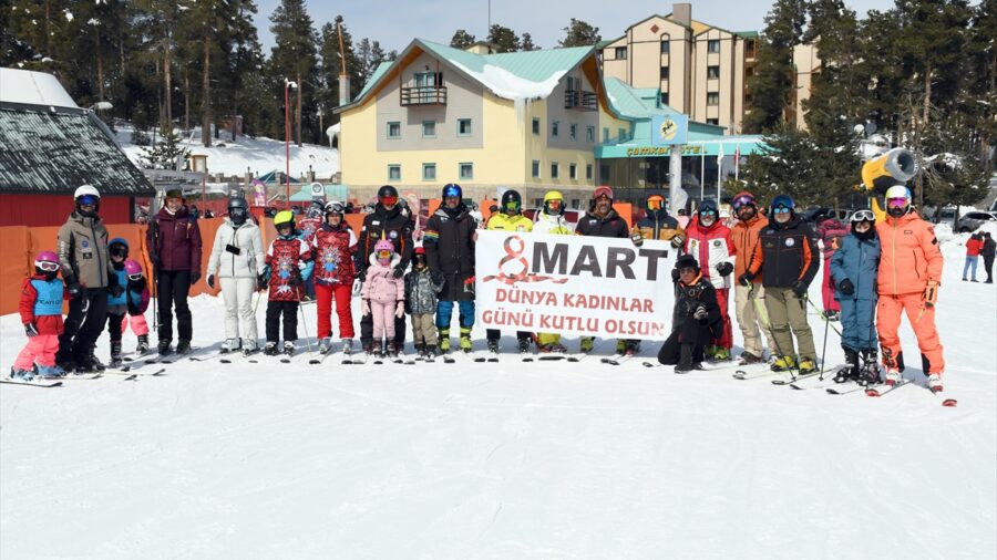 Sarıkamış Kayak Merkezi’ndeki kayak eğitmenleri, kadın kayakseverlere karanfil verdi
