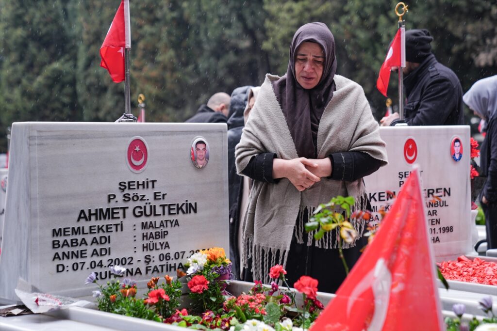 Şehit aileleri, bayramın ilk gününde İstanbul’da kabirleri ziyaret etti