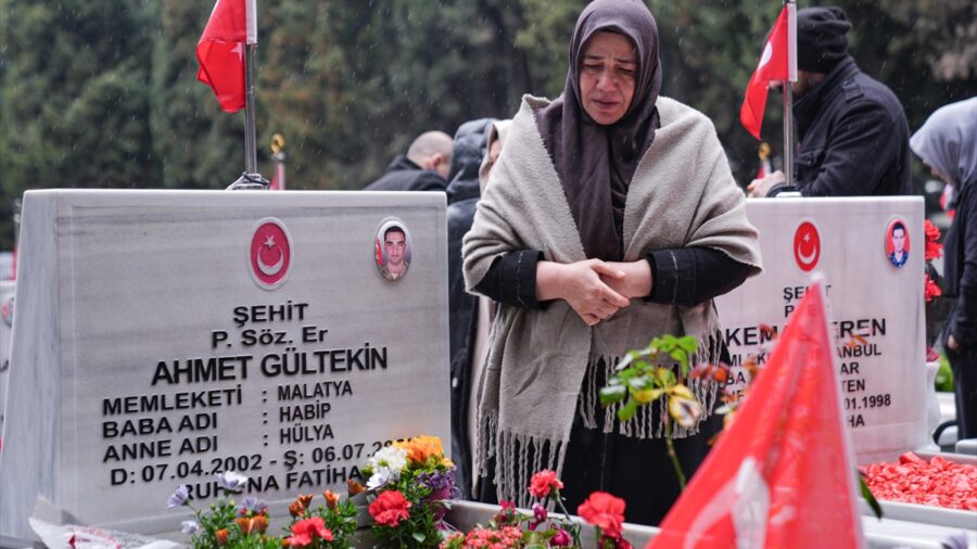 Şehit aileleri, bayramın ilk gününde İstanbul’da kabirleri ziyaret etti