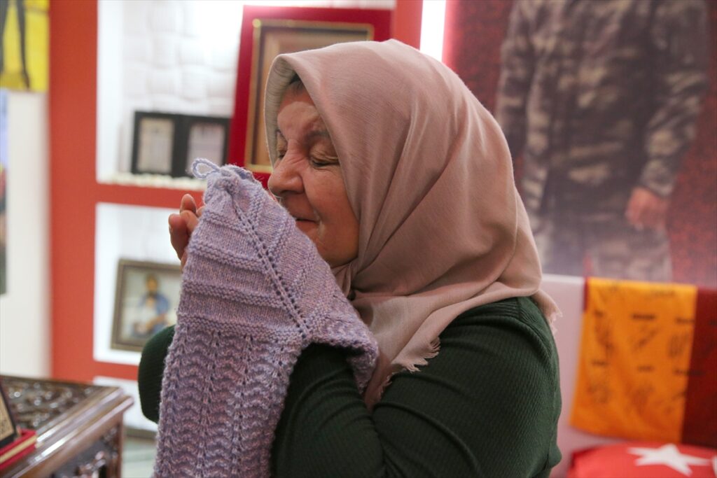 Şehit annesi oğlunun anısını odasında yaşatıyor