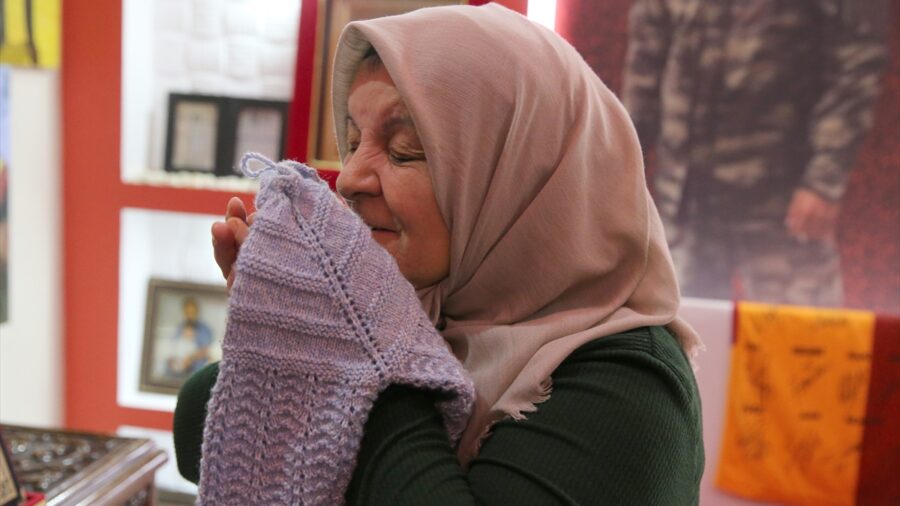 Şehit annesi oğlunun anısını odasında yaşatıyor
