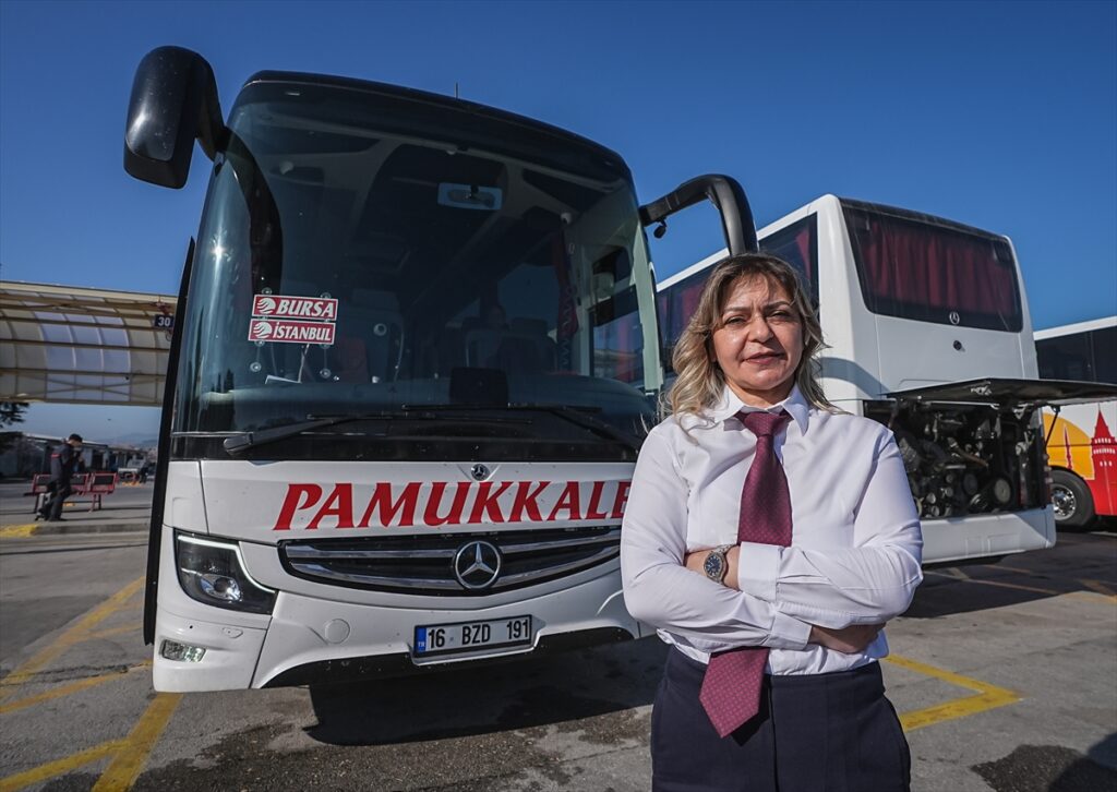 “Şenay kaptan” 6 yıldır şehirler arası yollarda yolcu taşıyor