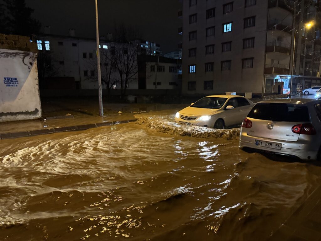 Siirt’in Kurtalan ilçesinde sağanak etkili oldu