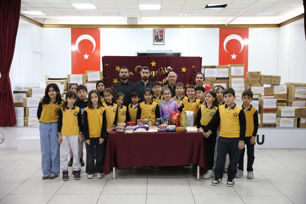Siirt’te ilkokul öğrencileri ramazanda dar gelirli mahalle sakinleri için seferber oldu