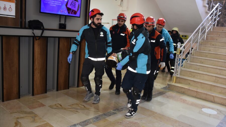 Şırnak’ta Deprem Haftası kapsamında farkındalık eğitimi ve tatbikatı yapıldı