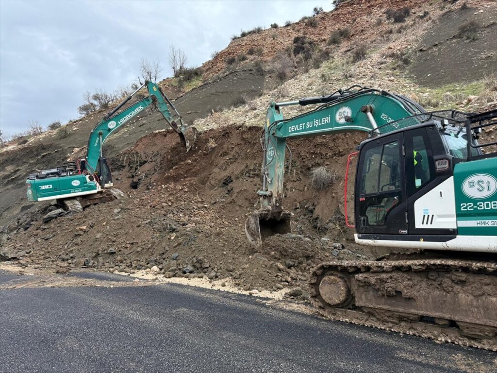 Şırnak’ta sağanaktan etkilenen 2 köyde hasarın giderilmesine çalışılıyor