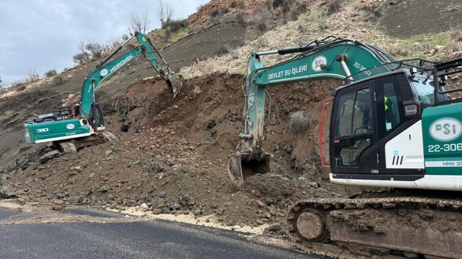 Şırnak’ta sağanaktan etkilenen 2 köyde hasarın giderilmesine çalışılıyor
