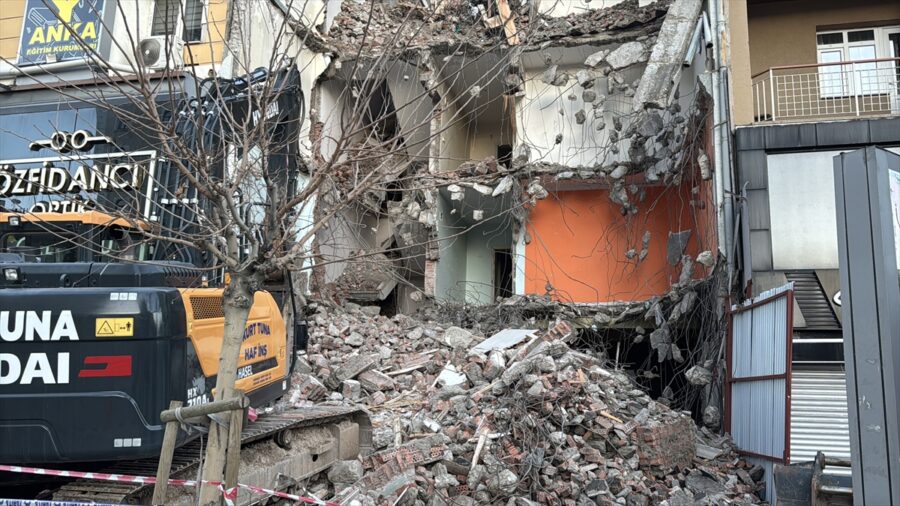 Sivas’ta bir binanın yıkımı sırasında zarar gören bitişiğindeki binada 21 daire tahliye edildi