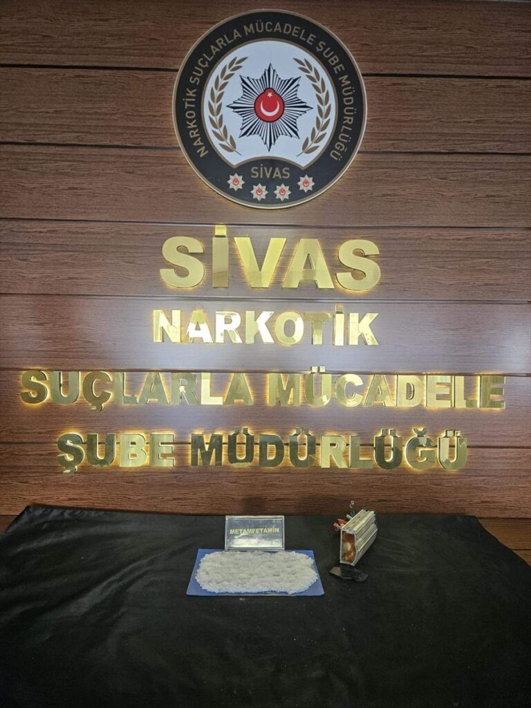 Sivas’ta uyuşturucu operasyonunda yakalanan 3 şüpheli tutuklandı