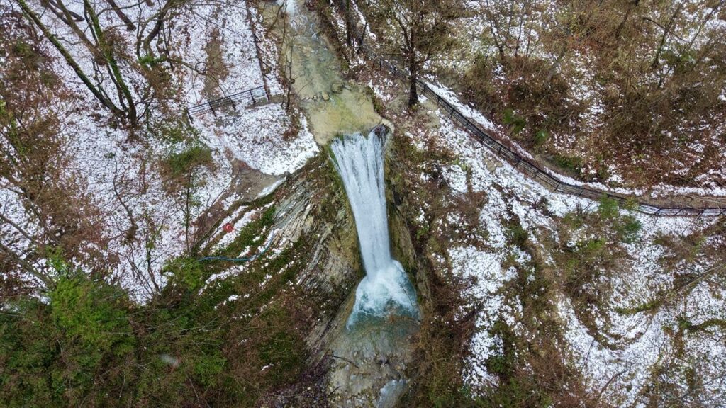 Sorkun Şelaleleri Tabiat Anıtı kar yağışıyla ayrı güzelliğe büründü