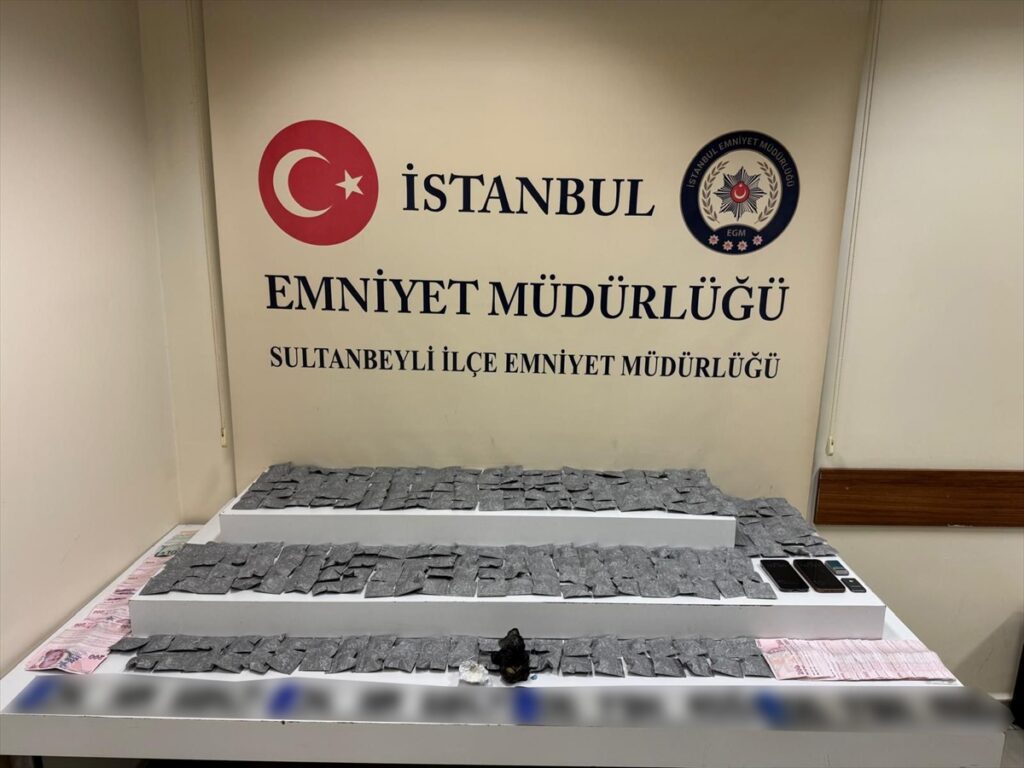 Sultanbeyli’de düzenlenen uyuşturucu operasyonunda yakalanan 4 zanlı tutuklandı