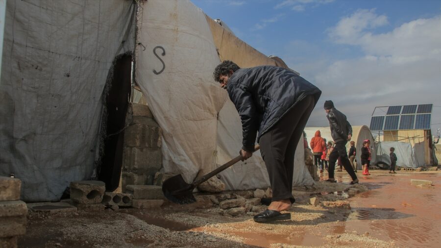 Suriye’de Halep’in kuzeyinde sel nedeniyle sığınmacıların kampları su altında kaldı