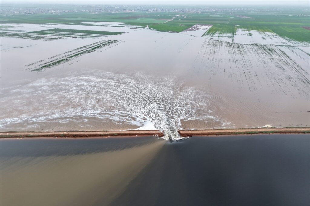 Suriye’de sağanak nedeniyle sulama göleti patladı