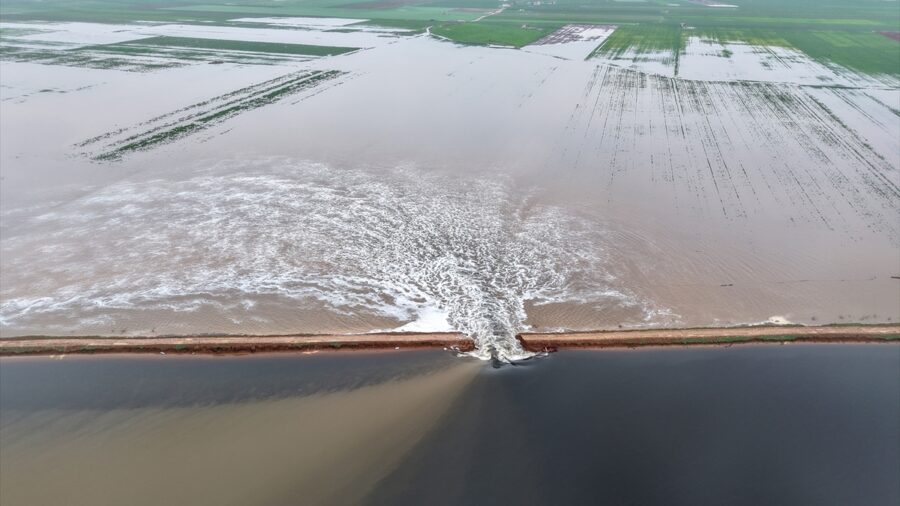 Suriye’de sağanak nedeniyle sulama göleti patladı
