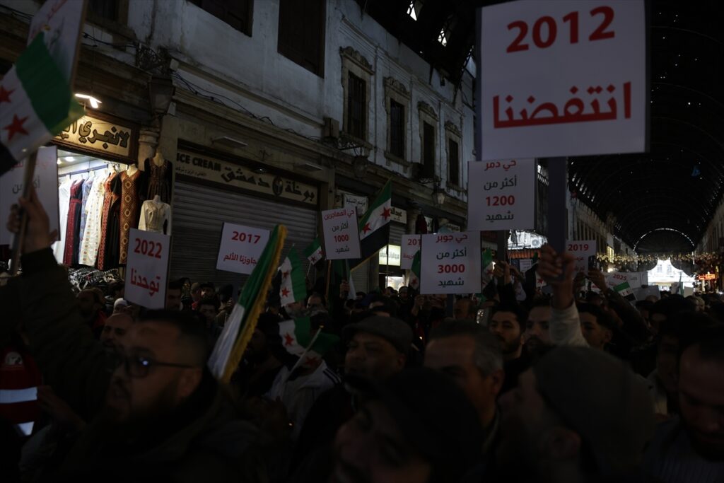 Suriye’nin başkenti Şam’da 2011 protestolarının yıldönümünde yürüyüş düzenlendi