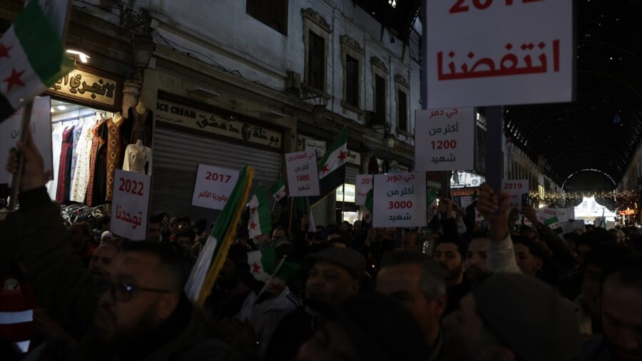 Suriye’nin başkenti Şam’da 2011 protestolarının yıldönümünde yürüyüş düzenlendi