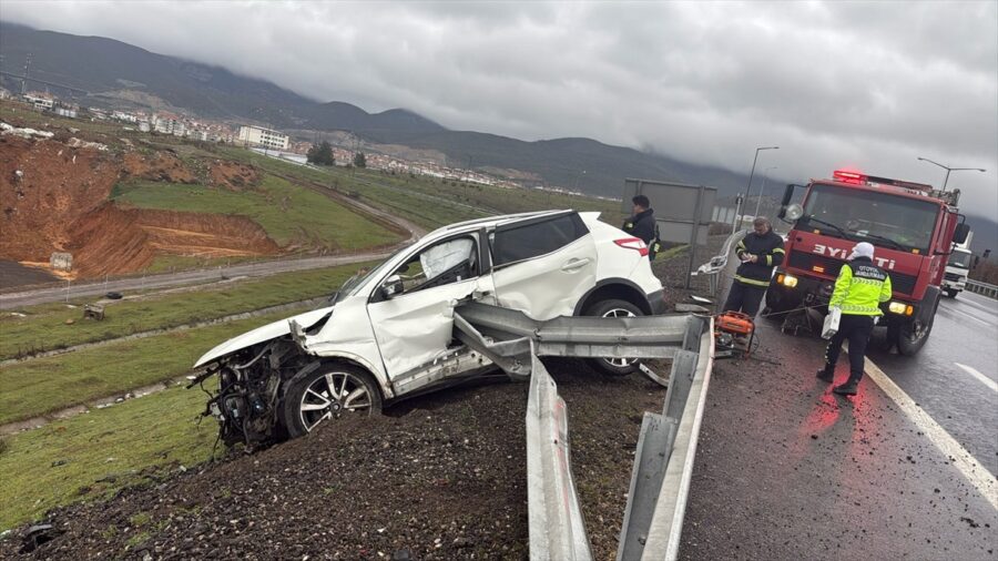 TAG Otoyolu’nda bariyere çarpan otomobilin sürücüsü öldü, 2 kişi yaralandı