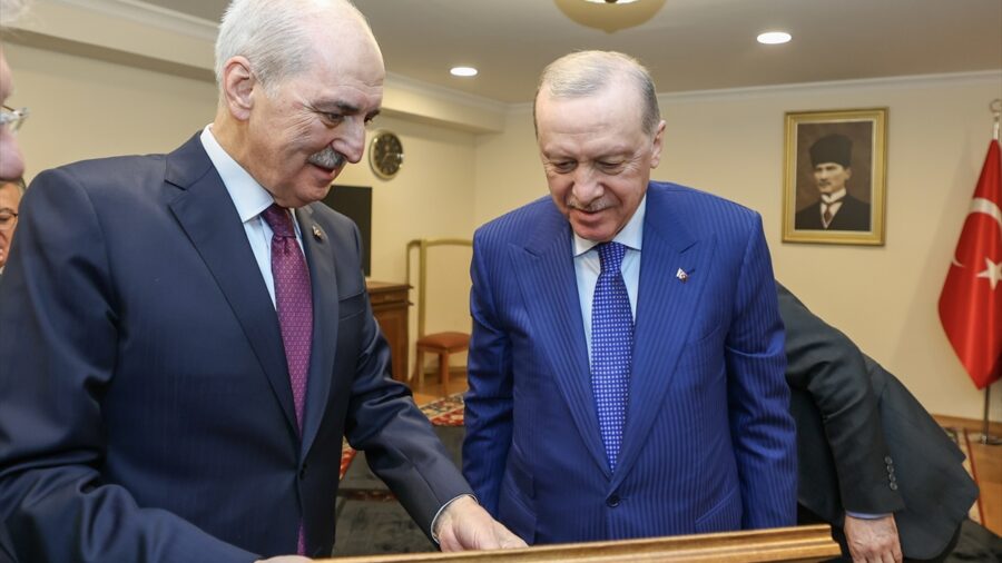 TBMM Başkanı Kurtulmuş, Cumhurbaşkanı Erdoğan’a, Sırrı Süreyya Önder’le çekilen bir fotoğrafını takdim etti
