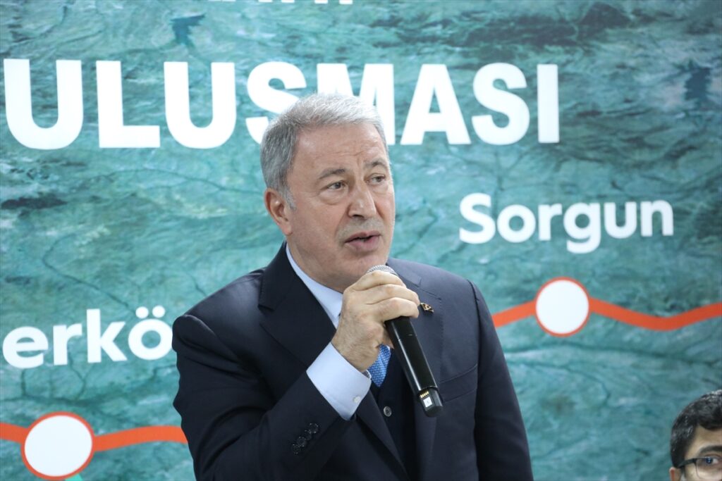 TBMM Milli Savunma Komisyonu Başkanı Akar, Kayseri’de hızlı tren şantiyesinde işçilerle iftar yaptı