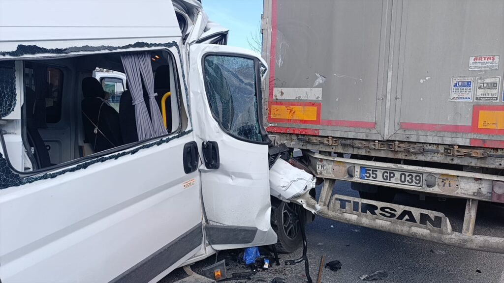 Tekirdağ’da işçi servisi ile tırın çarpıştığı kazada 3 kişi yaralandı