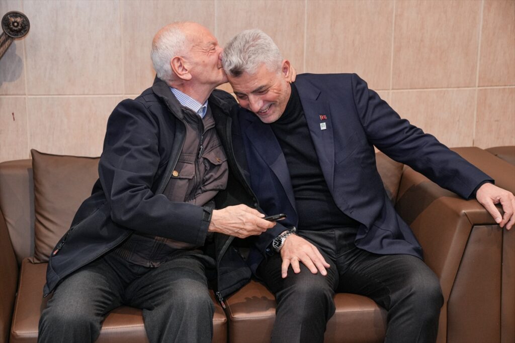 Ticaret Bakanı Ömer Bolat, Darülaceze sakini Fuzuli Nedim Şimşek’i ziyaret etti