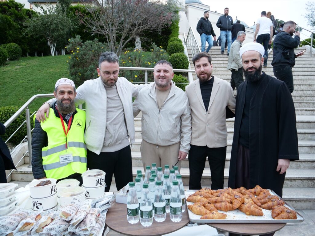 Tiran’daki Namazgah Camisi’nde iftar programı düzenlendi