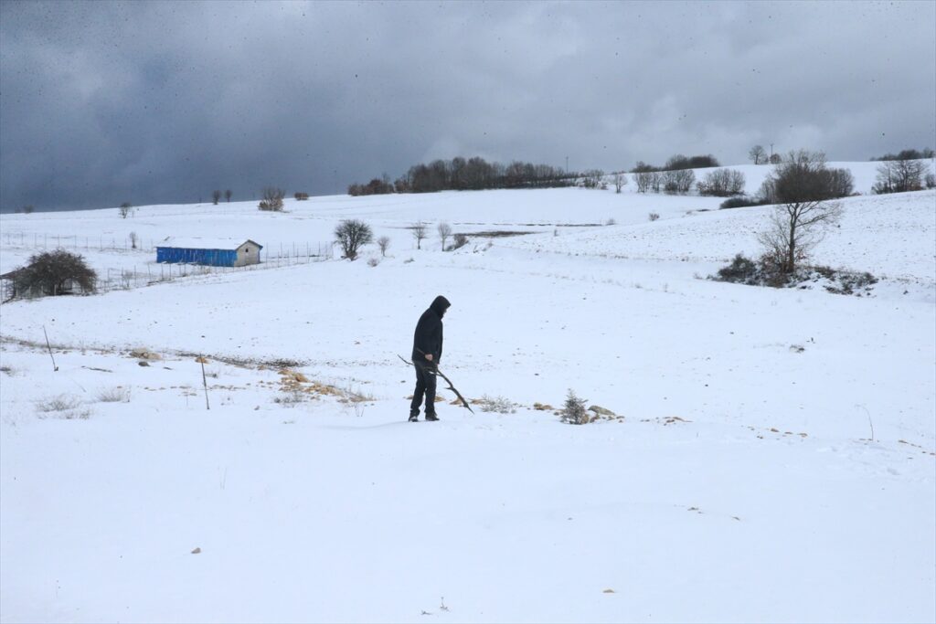 Tokat-Sivas kara yolunda kar yağışı etkili oluyor