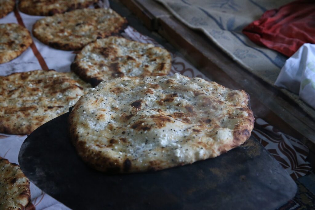 Tokat’ın Artova ilçesindeki evlerde “bayram çöreği” geleneği yaşatılıyor