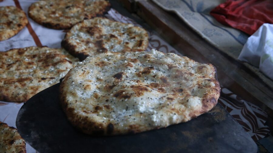 Tokat’ın Artova ilçesindeki evlerde “bayram çöreği” geleneği yaşatılıyor