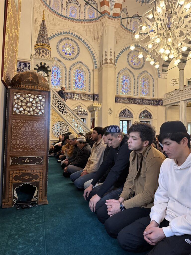 Tokyo Camisi’nde bayram namazı kılındı