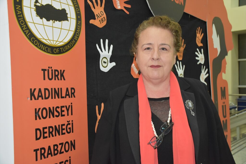 Trabzon’da kadın konukevinden hizmet alanların yaşadıkları tiyatro sahnesine taşındı