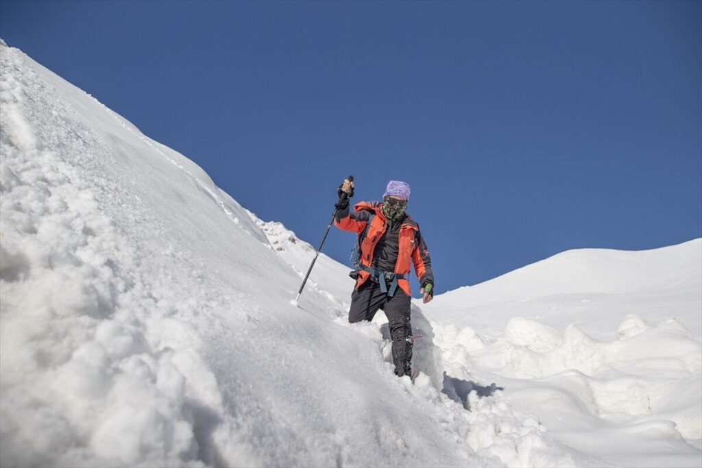 Tunceli’de kış tırmanışı yapan dağcılar 3 metrelik karda zorlu yolculuğa çıkıyor
