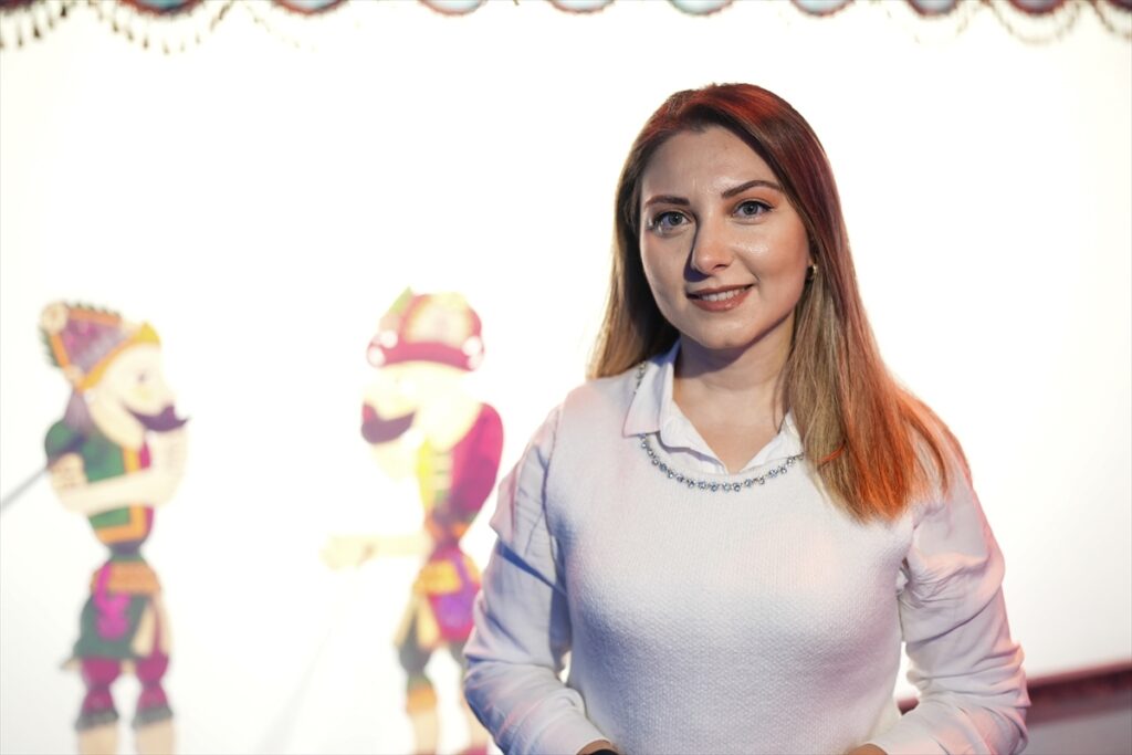 Türk gölge oyununun kadın ustası, Hacivat ile Karagöz’ü dünyaya tanıtıyor