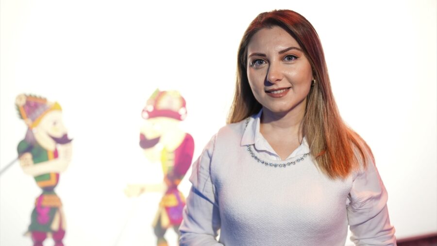Türk gölge oyununun kadın ustası, Hacivat ile Karagöz’ü dünyaya tanıtıyor