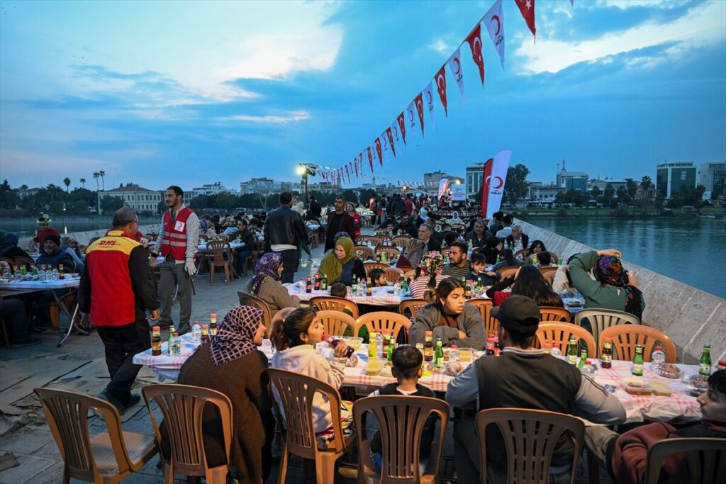 Türk Kızılay, Adana’da iftar programı düzenledi