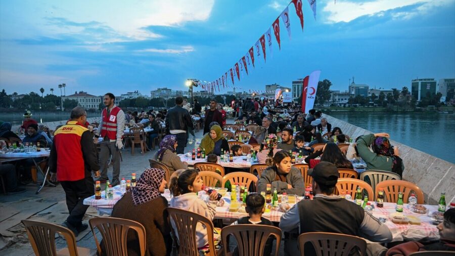 Türk Kızılay, Adana’da iftar programı düzenledi