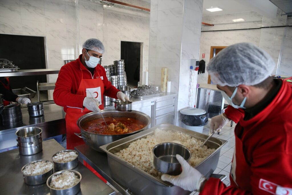 Türk Kızılay, Doğu’da yüzlerce aileye iftarda sıcak aş ulaştırıyor