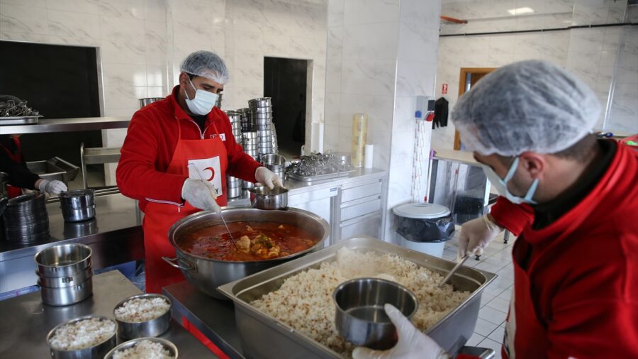 Türk Kızılay, Doğu’da yüzlerce aileye iftarda sıcak aş ulaştırıyor