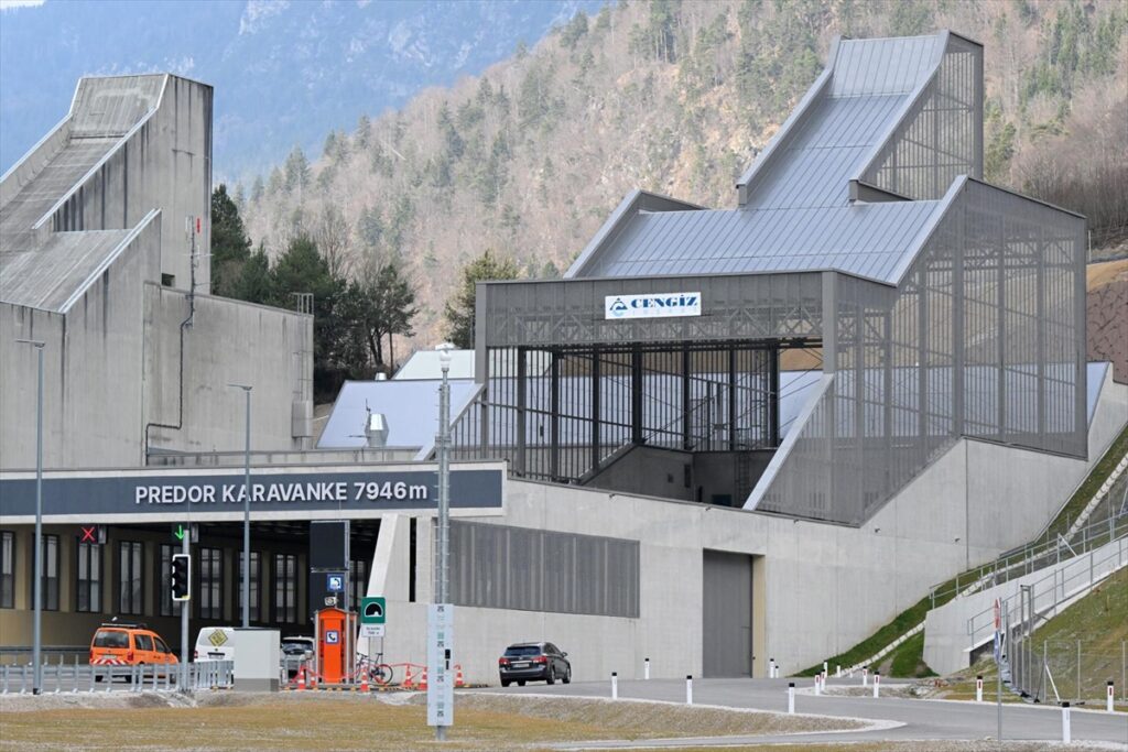 Türk şirketin Slovenya’da inşa ettiği Karavanke Tüneli trafiğe açıldı