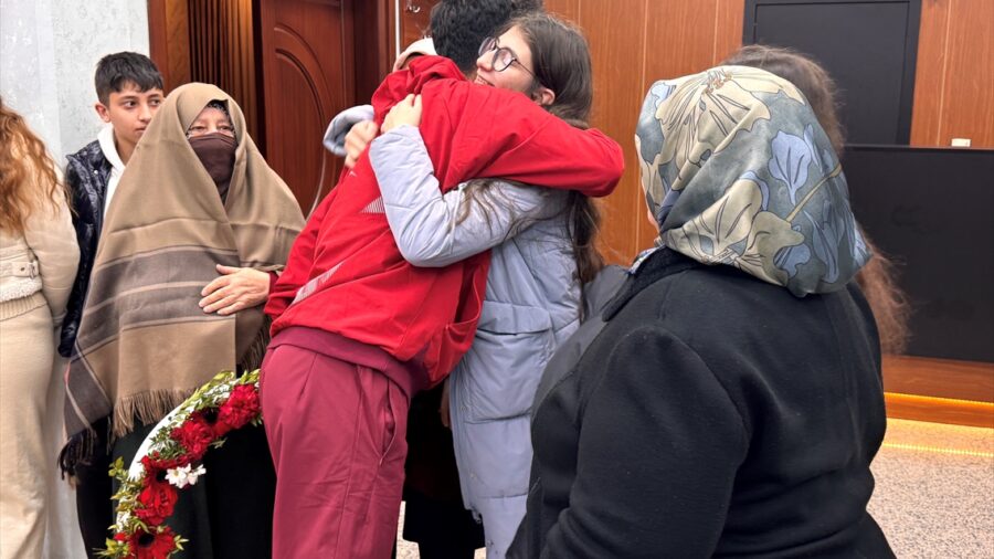 Türk spor tarihine geçen Furkan Akar, Erzurum’da çiçeklerle karşılandı