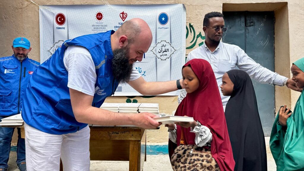 Türkiye Diyanet Vakfı Somali’de 2 bin kişiye Kur’an-ı Kerim dağıttı