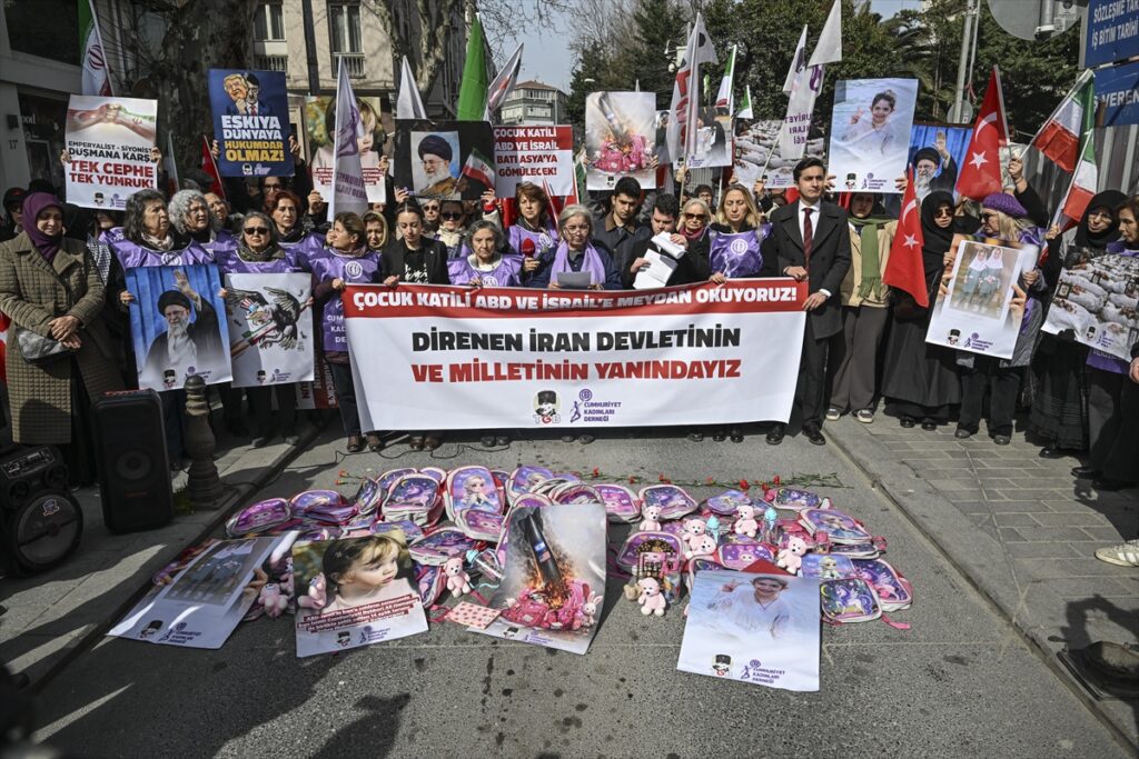 Türkiye Gençlik Birliği ve Cumhuriyet Kadınları Derneği, İran’a destek eylemi düzenledi