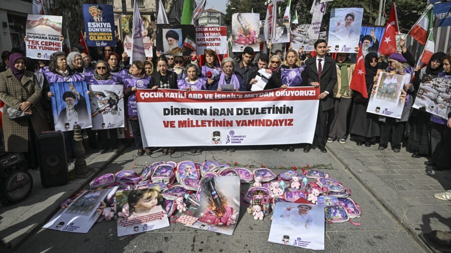 Türkiye Gençlik Birliği ve Cumhuriyet Kadınları Derneği, İran’a destek eylemi düzenledi