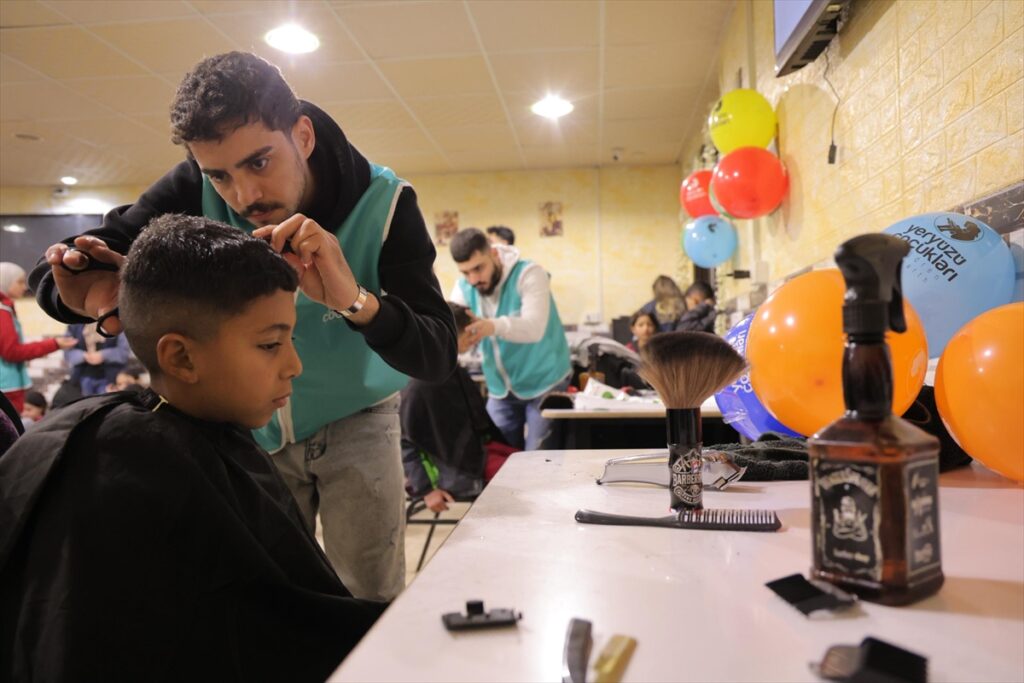 Türkiye’den sivil toplum kuruluşları, Şam’ın Yermuk Kampı’ndaki çocuklar için bayram şenliği düzenledi