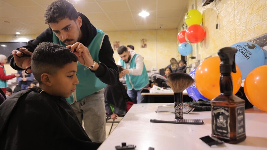 Türkiye’den sivil toplum kuruluşları, Şam’ın Yermuk Kampı’ndaki çocuklar için bayram şenliği düzenledi