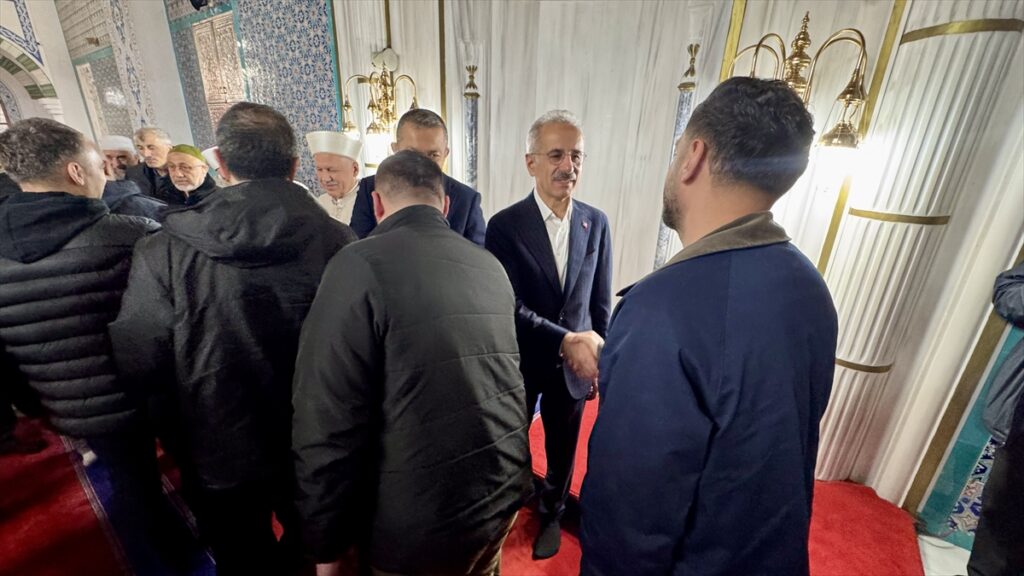 Ulaştırma ve Altyapı Bakanı Uraloğlu, bayram namazını Trabzon’da kıldı