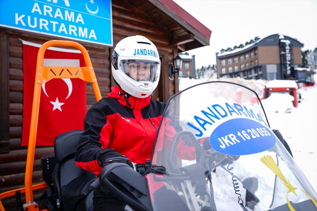 Uludağ’da zirvenin tek kadın JAK personeli Eda astsubay zorlu görevlerde yer alıyor