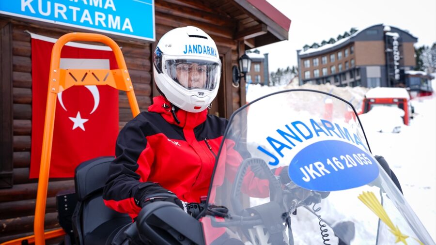 Uludağ’da zirvenin tek kadın JAK personeli Eda astsubay zorlu görevlerde yer alıyor