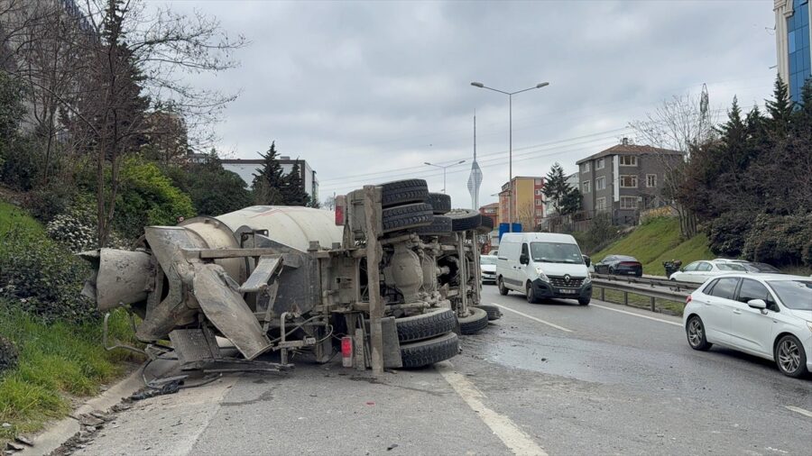 Ümraniye’de devrilen beton mikserinin sürücüsü yaralandı