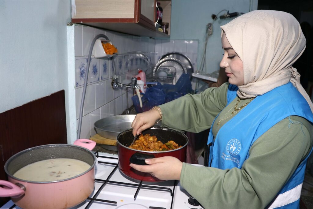 Üniversiteli gençler konuk oldukları yaşlıların iftar sofrasını hazırlıyor